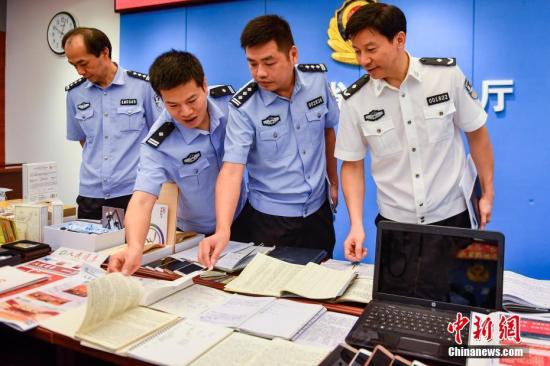 廣東警方“利劍行動(dòng)”摧毀多個(gè)新型非法集資網(wǎng)絡(luò)傳銷(xiāo)犯罪團(tuán)伙。 /p中新社記者 陳驥旻 攝