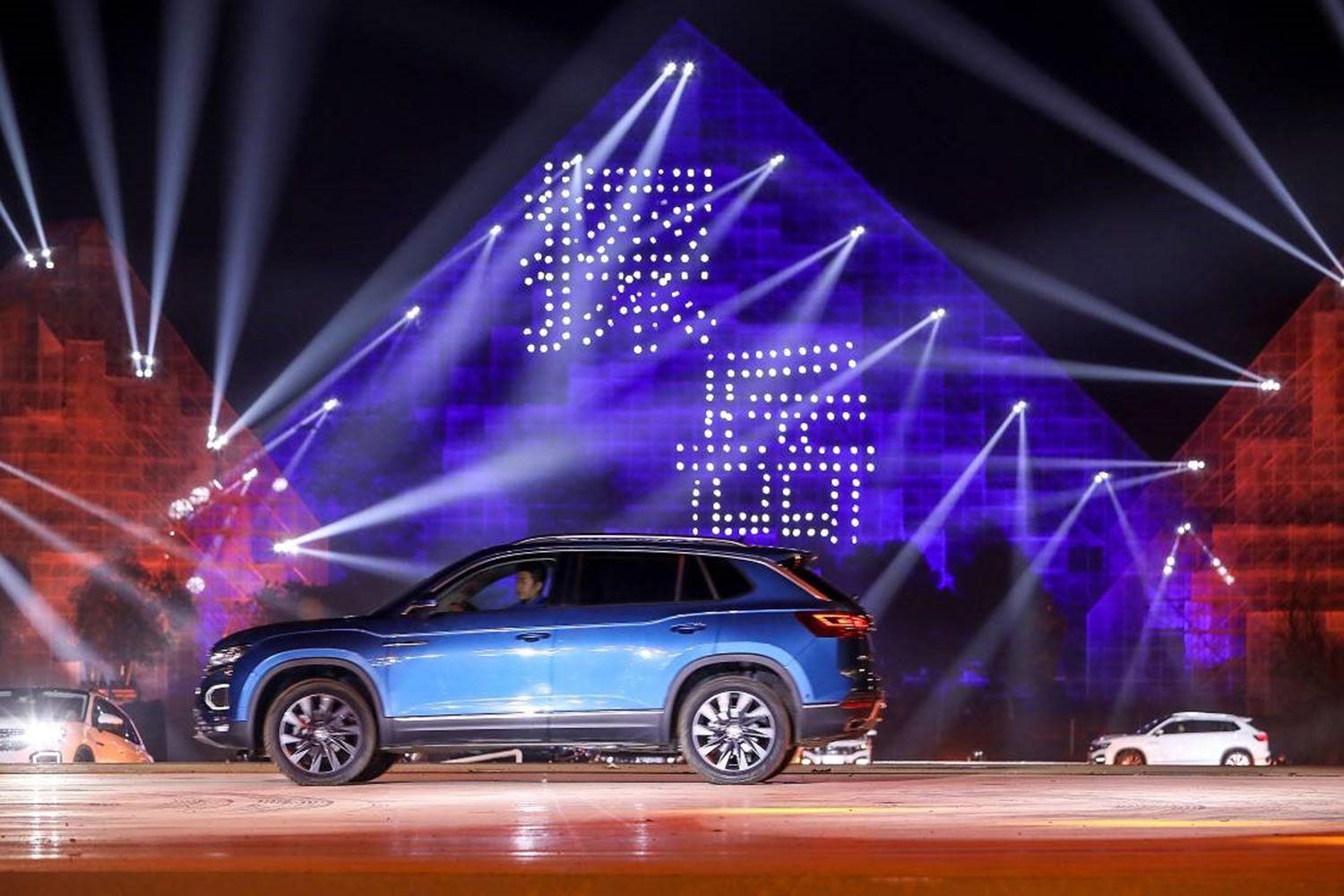 大眾新聞年會(huì)溫暖車(chē)市寒冬