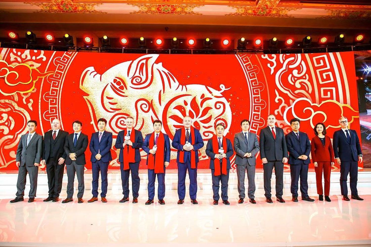 大眾新聞年會(huì)溫暖車(chē)市寒冬