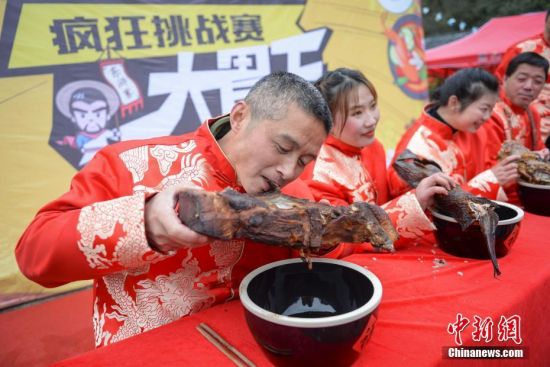 大胃王爭霸賽 女孩為奪冠狂啃臘魚