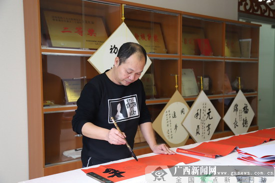 農(nóng)行港南支行新春為客戶送祝福