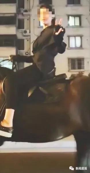 吊帶美女深夜上海鬧市騎馬 抖音疑似騎馬女已扒出
