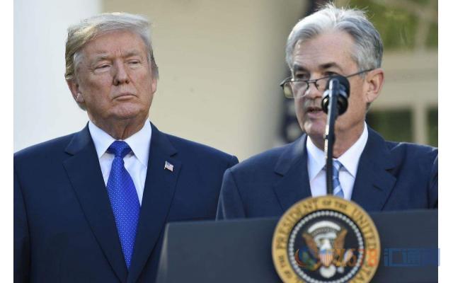 美聯(lián)儲(chǔ)官方在一份聲明中表示，主席鮑威爾與總統(tǒng)特朗普在白宮共進(jìn)“非正式晚宴”，以探討近期最新的經(jīng)濟(jì)現(xiàn)況，并對(duì)未來(lái)的經(jīng)濟(jì)增長(zhǎng)、就業(yè)和通脹領(lǐng)域狀況給出前瞻。晚宴共持續(xù)90分鐘，美聯(lián)儲(chǔ)副主席克拉里達(dá)和財(cái)政部長(zhǎng)努欽也一同在場(chǎng)。在座嘉賓享用了牛排等食物。