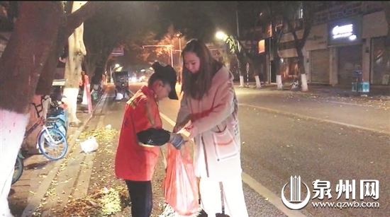 除夕凌晨一群“80后” 自發(fā)走上街頭送溫暖