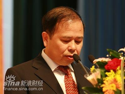 圖文：廈門大學管理學院院長翁君奕主持論壇