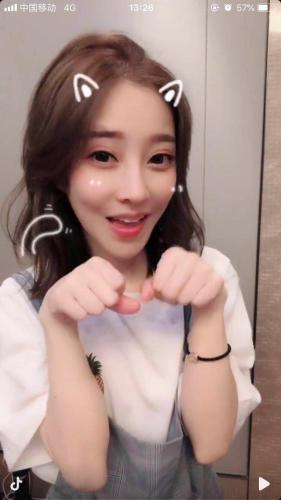 人氣主播馮提莫在表演“學(xué)貓叫” 圖片來(lái)源：抖音截圖