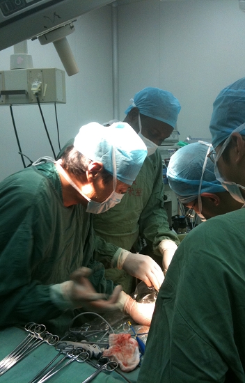 鄭黎明醫(yī)生在進(jìn)行手術(shù)。