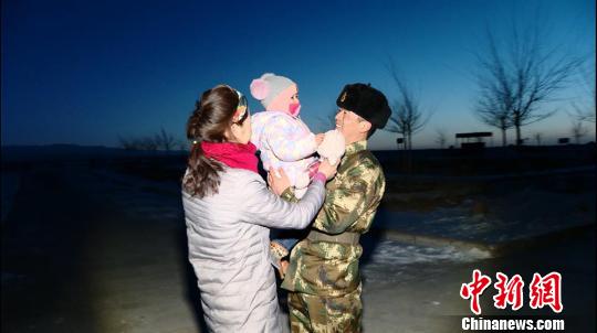 甘肅武警堅守戈壁邊關(guān)哨位：十年未回家過年