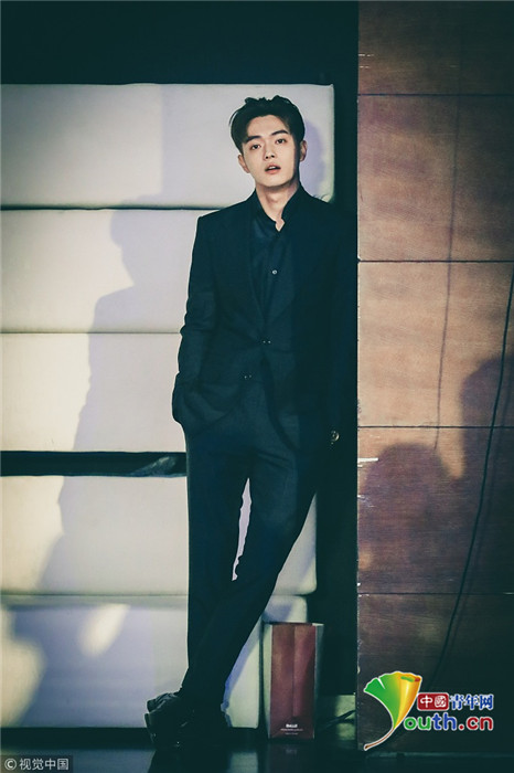 太撩人！許凱出席發(fā)布會 捂嘴偷笑帥氣逼人