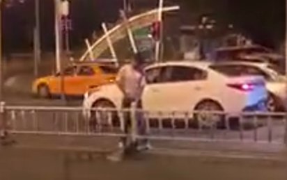 一尿惹拘留！男子在三亞一十字路口隨地小便被警方頂格處罰