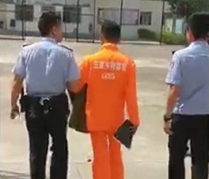 一尿惹拘留！男子在三亞一十字路口隨地小便被警方頂格處罰