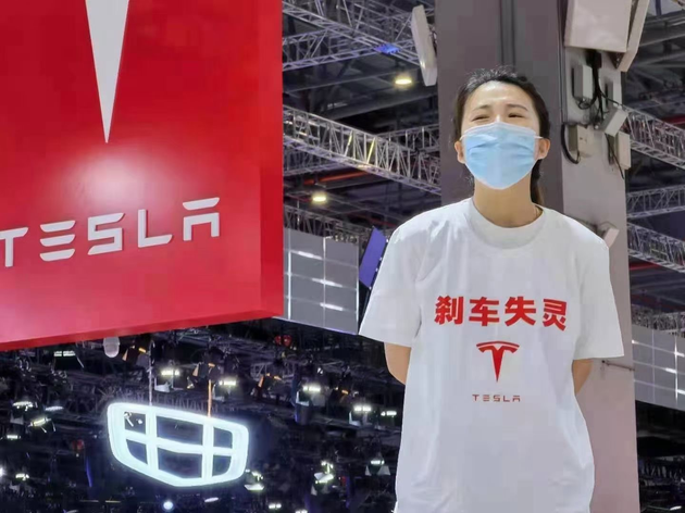 4月19日，在2021年上海車展上，特斯拉女車主維權(quán)事件鬧得沸沸揚(yáng)揚(yáng)，引發(fā)外界巨大關(guān)注。